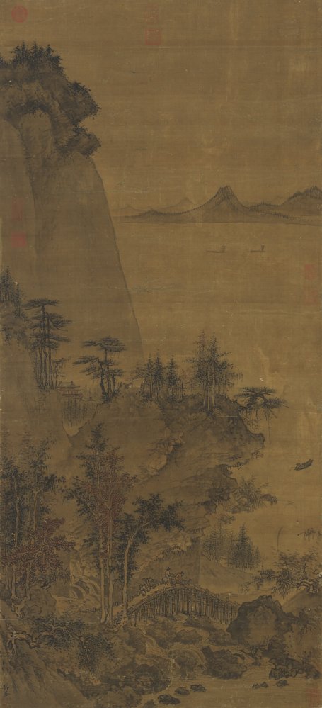 Traversant un pont au-dessus d’un ruisseau